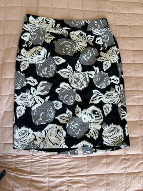 Banana Republic Tapestry Pencil Skirt Size 6 With Large Floral Pattern